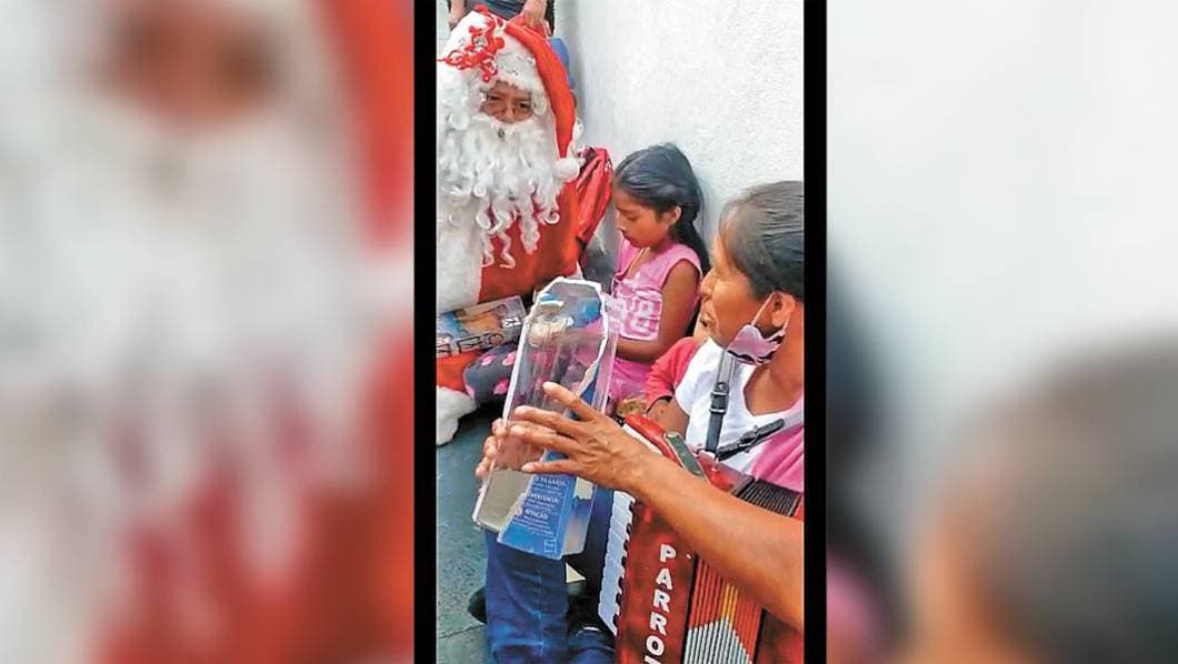 Llevan regalos a niños en situación de calle en Morelos