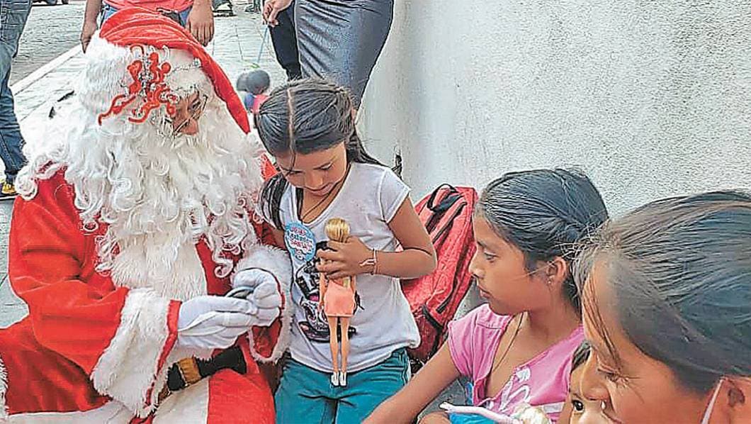 Llevan regalos a niños en situación de calle en Morelos
