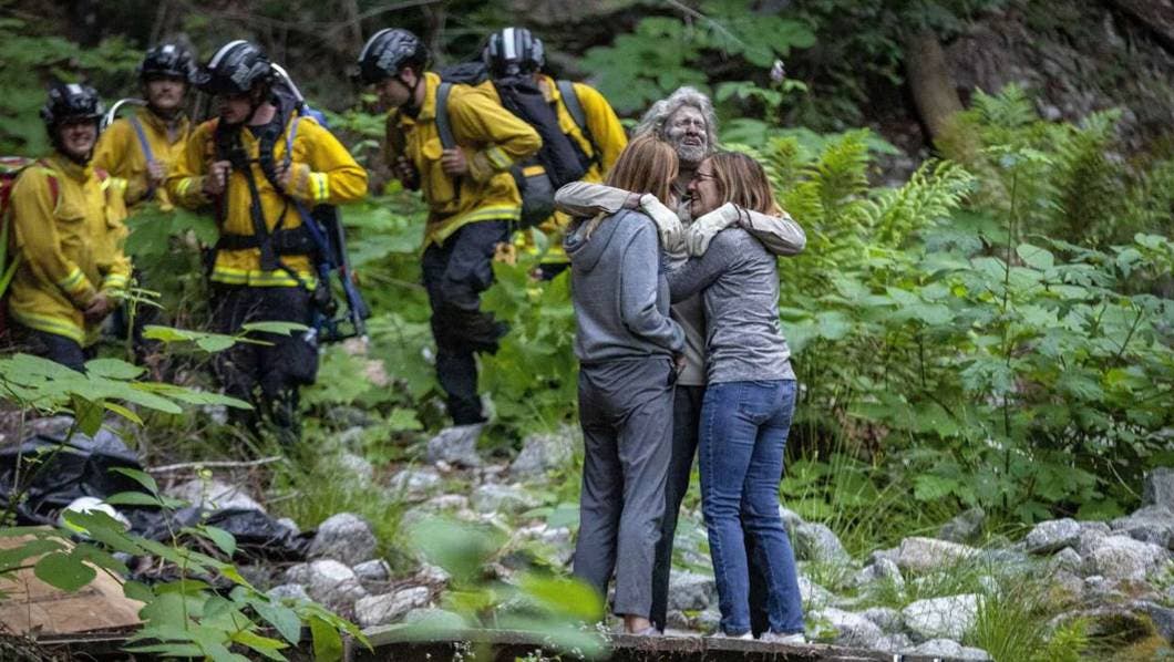 Es encontrado excursionista que llevaba 10 días perdido en las montañas de California