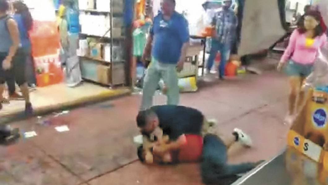 Detienen a cuatro por riña entre comerciantes del Mercado