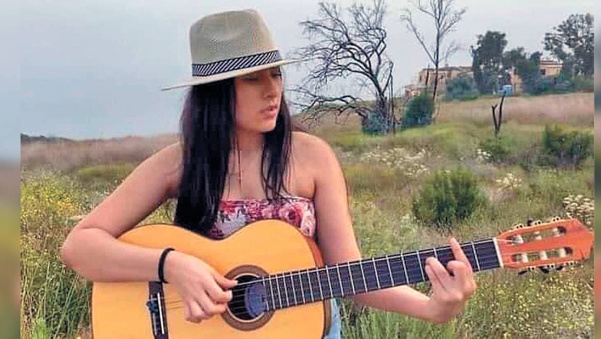 La carismática cantante Sarah Garcia  de 15 años de edad,  de raices mexicanas, nació en San Fernando Valley, un suburbio de Los Angeles , lugar donde ha vivido con sus  padres , originarios de México.