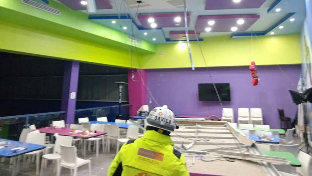 Cae techo en salón de fiestas y deja a cinco menores heridos