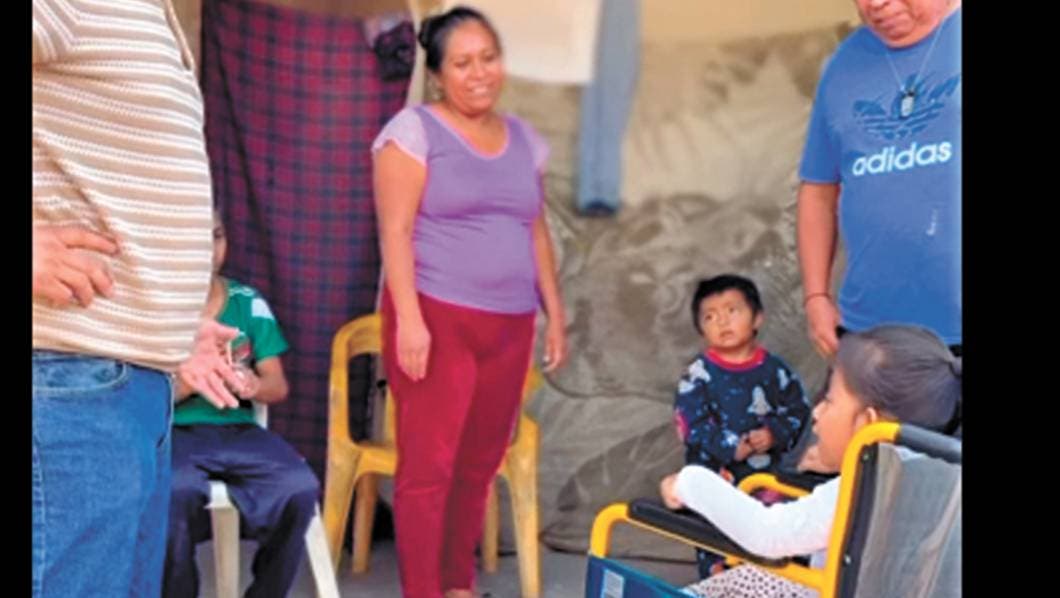 entrega de una silla de ruedas a Damaris Querencia