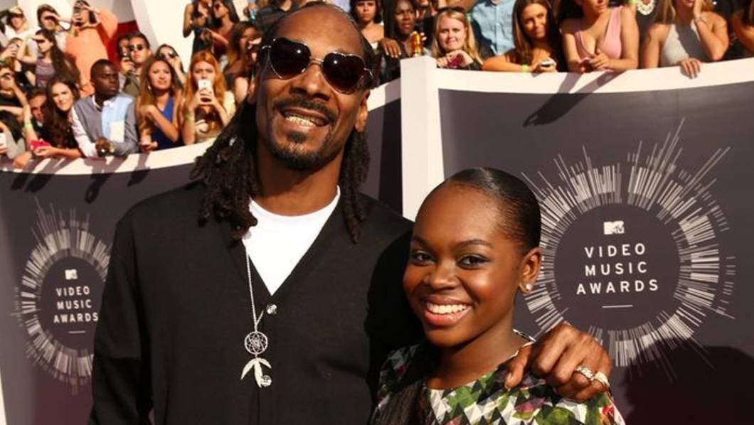 "Hija de Snoop Dogg, se Recupera en el Hospital Tras Sufrir un Derrame Cerebral"