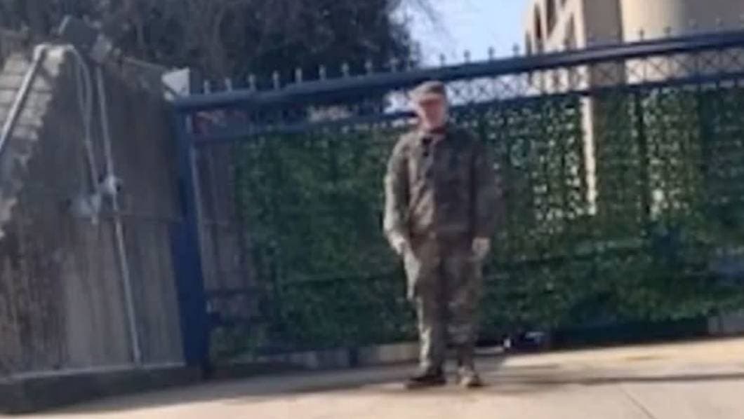 VIDEO: Soldado activo de EE. UU. se quema frente a la embajada de Israel como protesta 