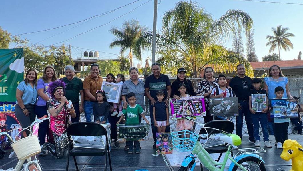 Santos Tavarez recorre el municipio para llevar alegría a los más pequeños