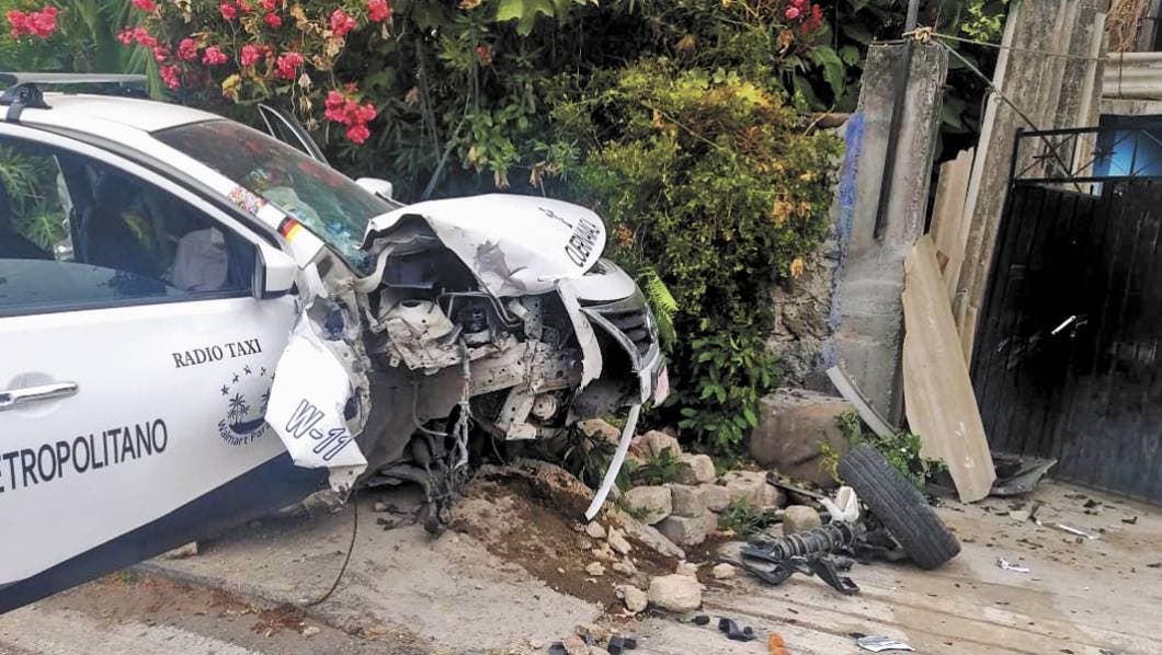 Quedaron heridos al chocar taxi en Miacatlán