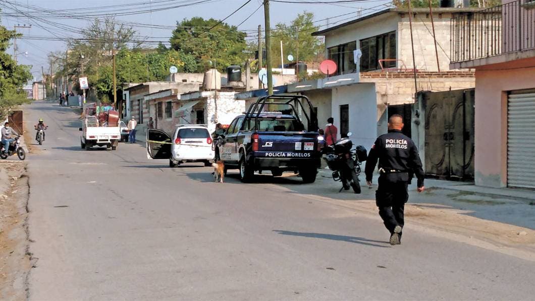 Lesionan a chofer 2 sujetos en moto en Puente de Ixtla
