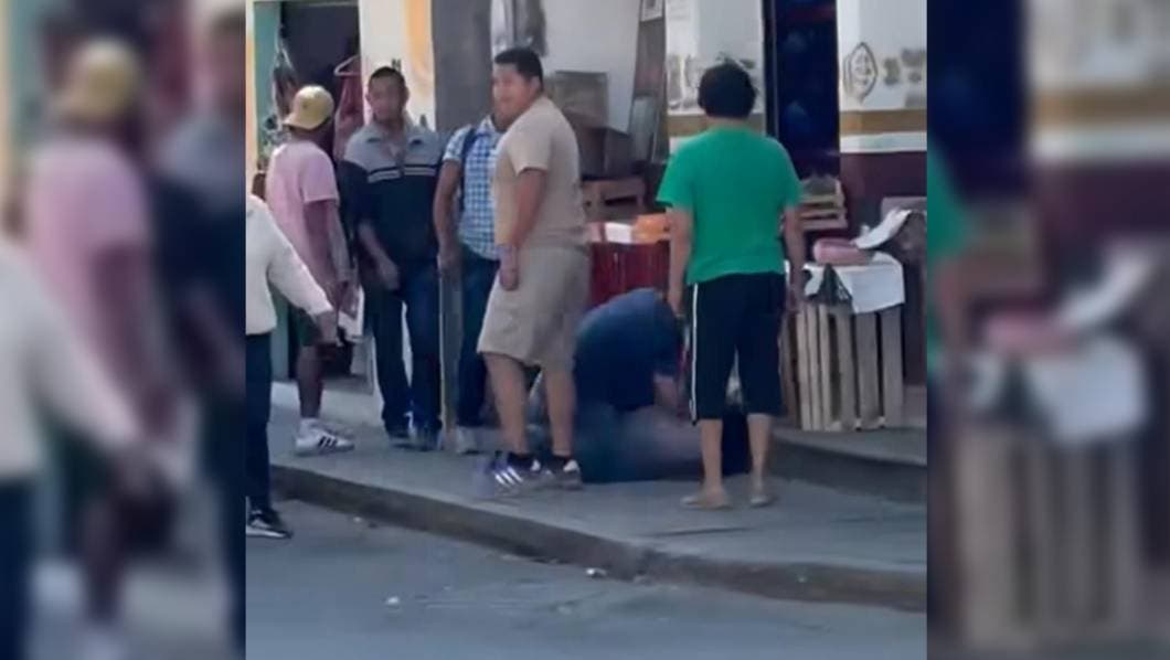 Dos hombres fueron retenidos por vecinos y comerciantes de la colonia Tetela del Monte