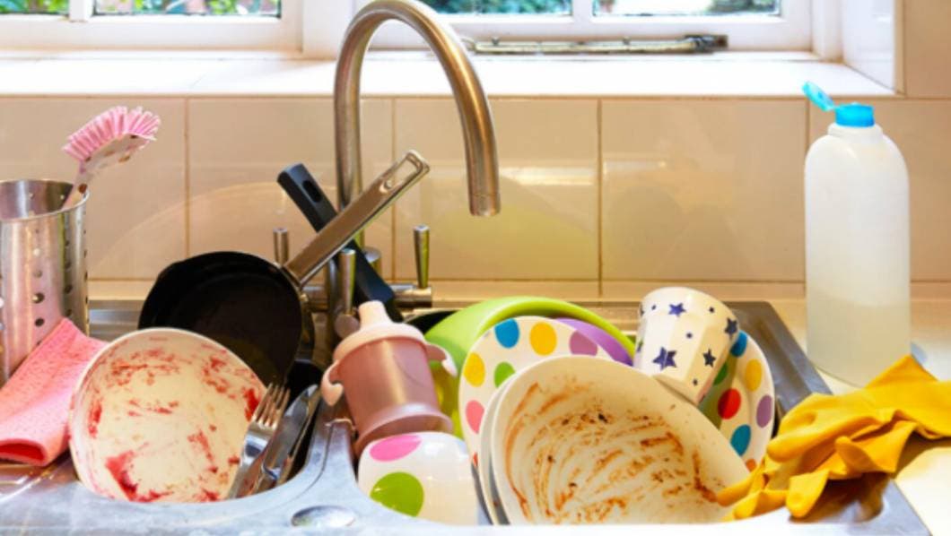 Lavar los trastes puede parecer una tarea simple, pero hacerlo en el orden correcto marca la diferencia