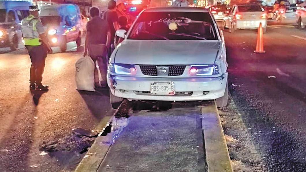 conductor pierde el control de su vehículo