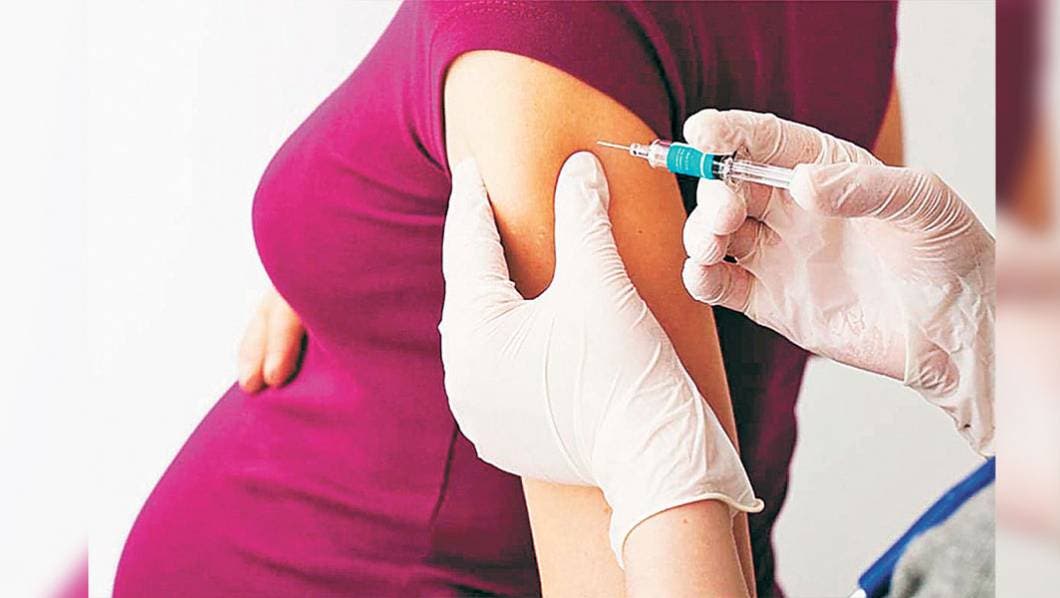 Vacunarán contra COVID a embarazadas en la novena semana de gestación