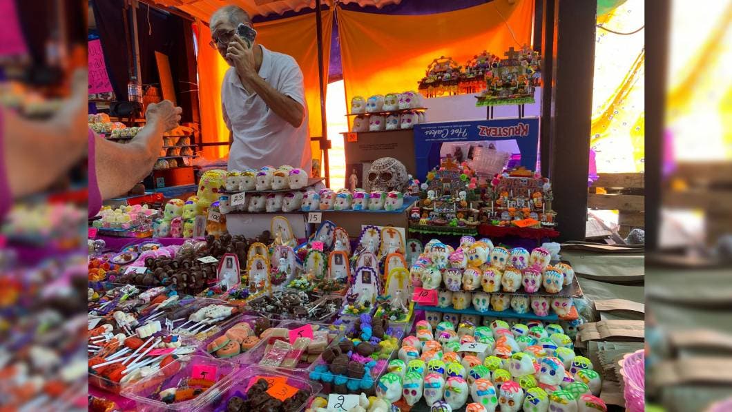 Tianguis de Día de Muertos instalado en el mercado Adolfo López Mateos