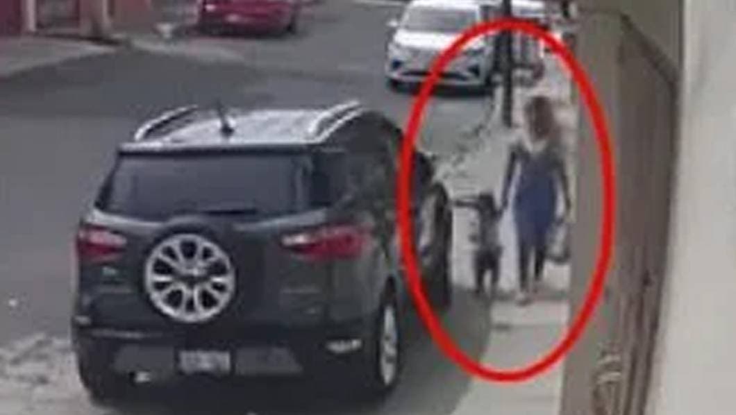 VIDEO: Mujer abandona a niña de 2 años en la calle