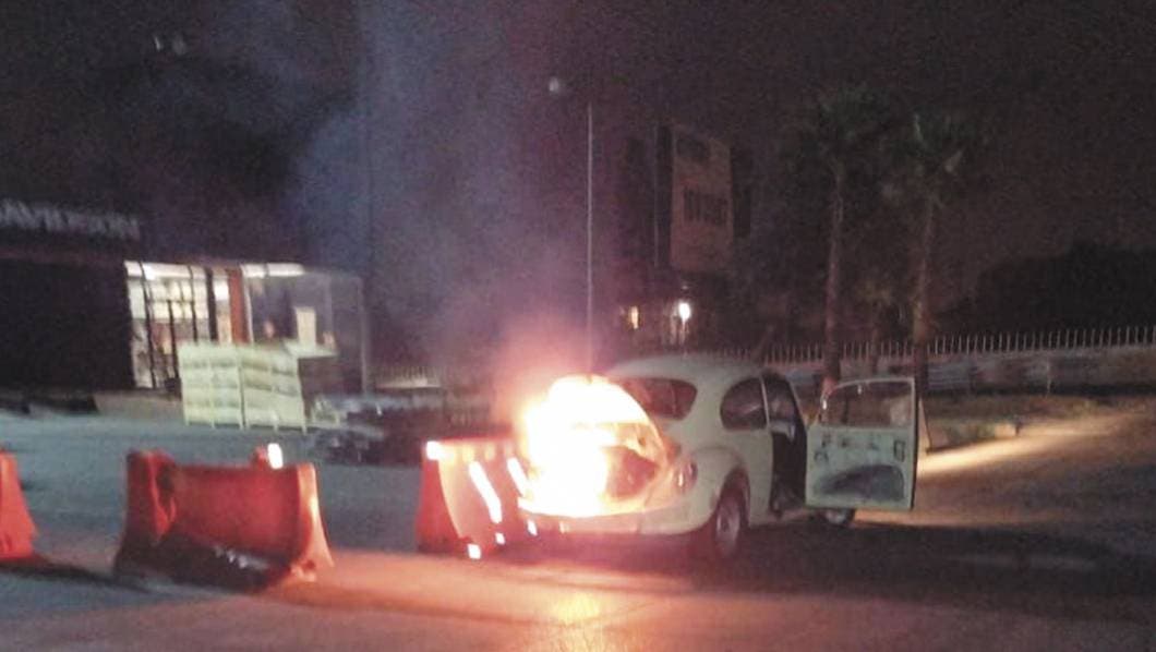 Arde vocho en el Paso Express Cuernavaca