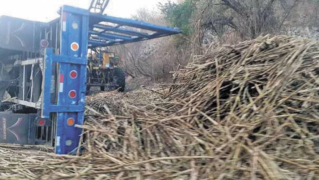 Vuelca cañero por exceso de carga en Morelos