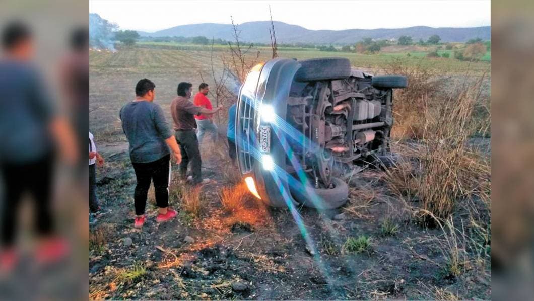 En Tlaltizapán ebrio vuelca su camioneta