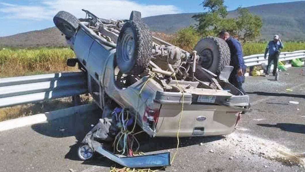 Vuelca camioneta en la Siglo XXI con cuatro ocupantes