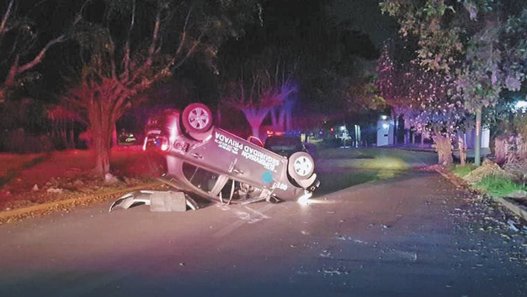 Vehículo de seguridad privada vuelca en Cuernavaca