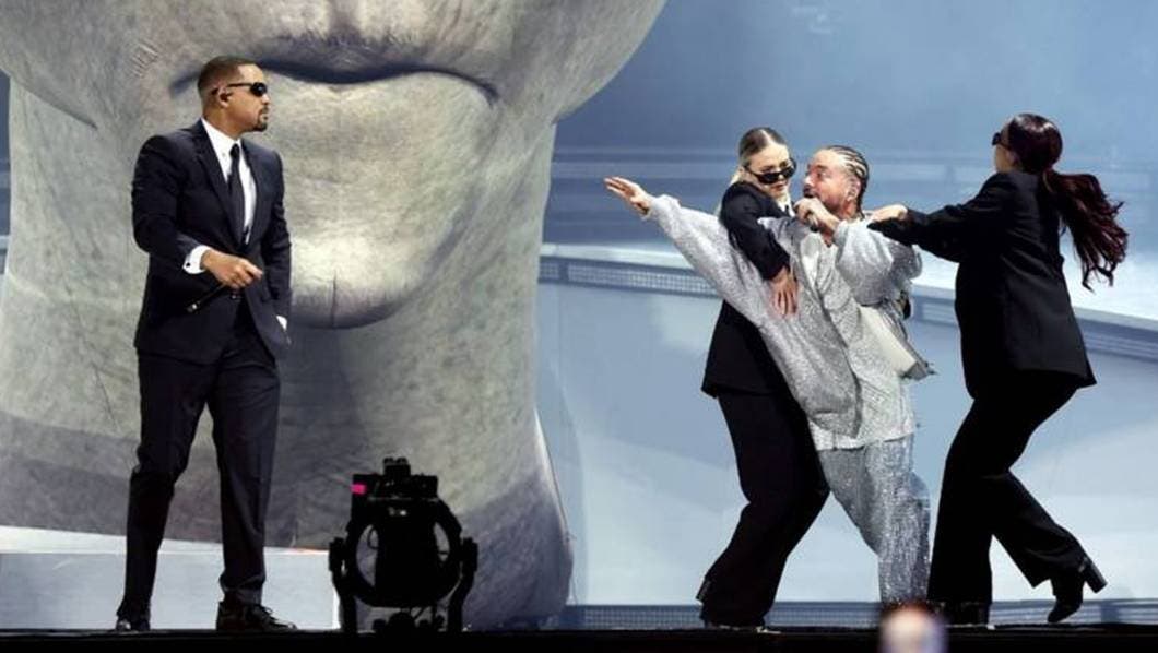 VIDEO: J Balvin sorprende a Coachella al llevar a Will Smith para hacer un homenaje a “Hombre de Negro”