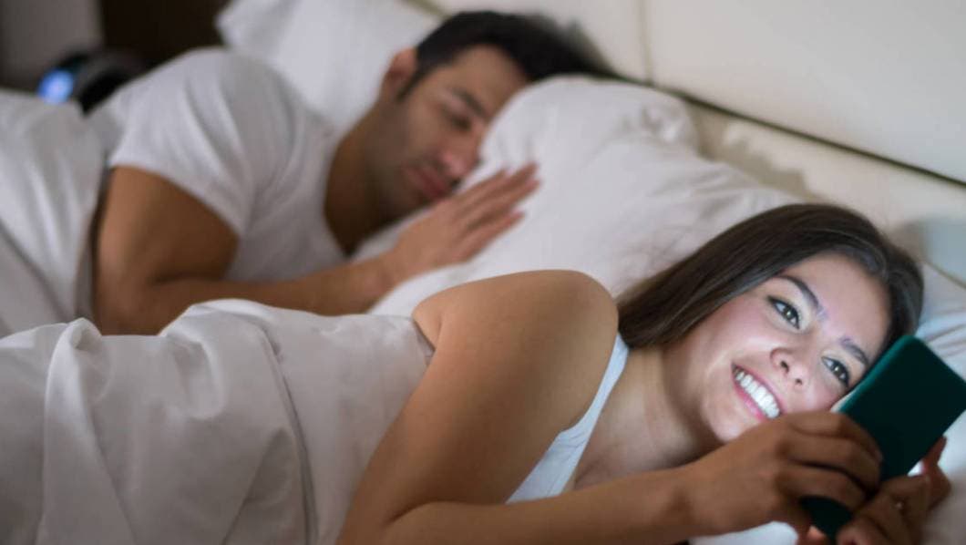 ¿Piensas que tu pareja te engaña? aquí te decimos cómo 'caerle' usando WhatsApp