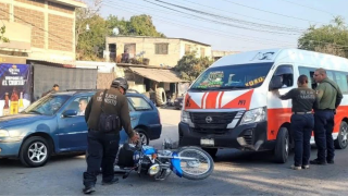 Oficial de Tránsito resulta lesionado tras choque con ruta