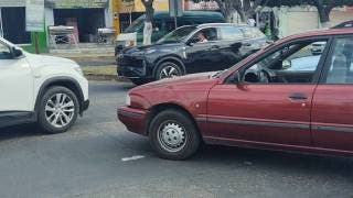 Choque por imprudencia vial provoca caos momentáneo en avenida Reforma