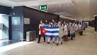 Así recibe Italia a médicos cubanos que llegan para luchar c...