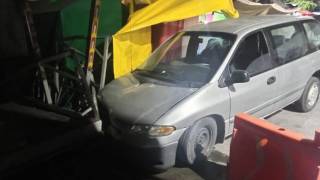 Conductor alcoholizado choca camioneta contra puesto de feria