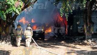 Camioneta repartidora de gas se incendia dentro de un domicilio en la colonia Cuautlixco