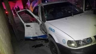 Jóvenes en moto chocan contra taxi en Cuautla; iban a exceso de velocidad