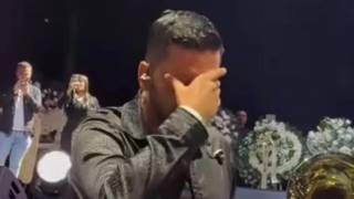 Emotiva despedida de Luis Ángel “El Flaco” ante el ataúd de Yeiso...