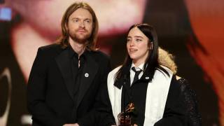 De los aplausos a las críticas: Billie Eilish genera polémica tra...