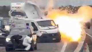 Comando armado ataca camioneta blindada y la hace explo...