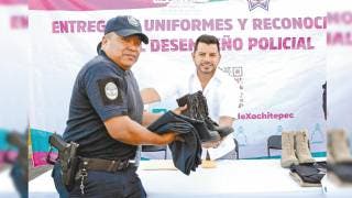 Entrega “Chalo Flores” uniformes a polic 2