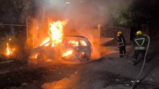 Auto se estrella y se incendia en avenida Palmira de Cuernavaca por exceso de velocidad