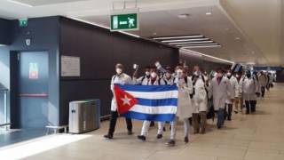 Italia recibe como verdaderos héroes a médicos de Cuba que l...