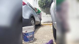 Don Abraham lava autos para mantenerse durante la contingenc...