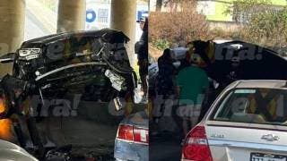 Vehículo queda sobre barreras de concreto tras esquivar bache en Yautepec