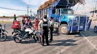 Motociclista se fractura la pierna al chocar con camión cañero 2