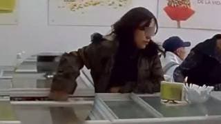 Madre involucra a su hija en robo de paletas en heladería
