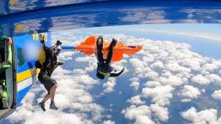 Paracaidista Queda Colgado de un Avión y se Salva al Co...