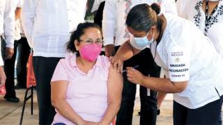 Primera maestra vacunada en Morelos añora aulas y a sus alum...