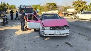 Conductora resulta lesionada tras choque en la colonia La Azuchilera