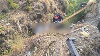 Abandonan motocicleta en barranca de la colonia Paraíso