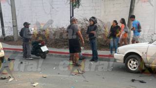Un conductor en presunto estado de ebriedad embistió a dos jóvenes motociclistas en Zacatepec