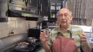 COVID-19 hizo que abuelito pasara de ser empacador a youtube...