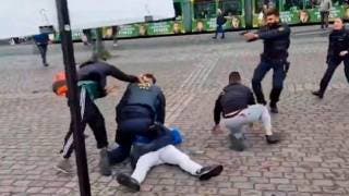 VIDEO: Hombre ataca con un cuchillo a varias personas e...