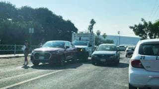 Impacta repartidor de pollo contra una camioneta de lujo en Zacatepec