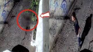 VIDEO: Vecinos reportan a sujeto que hace necesidades en calle Victoria, de Cuernavaca